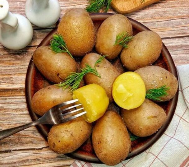 Szybkie oczyszczanie ziemniaków w mundurze: kuchenny trik w kilka sekund