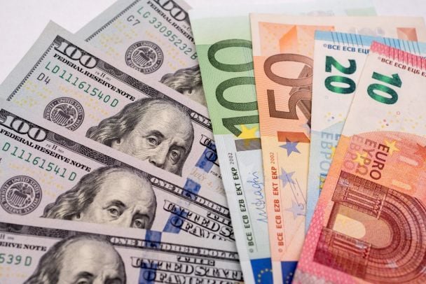 НБУ установил курс на 11 декабря: доллар и евро снова выросли