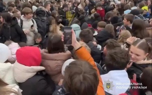 Бесплатная раздача еды в Тернополе вызвала давку: пострадали две девушки