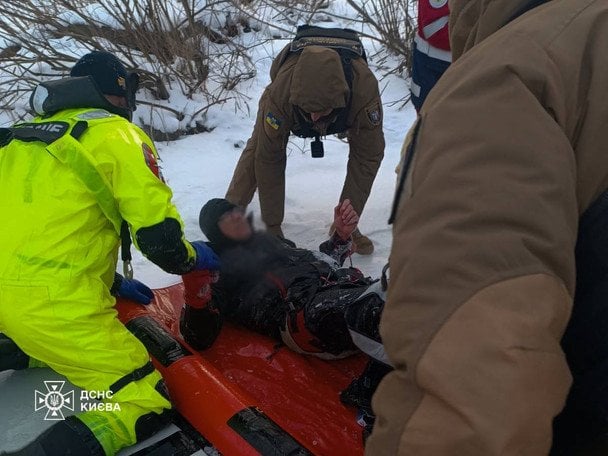 Экстремал на скайсерфинге провалился под лед Днепра в Киеве