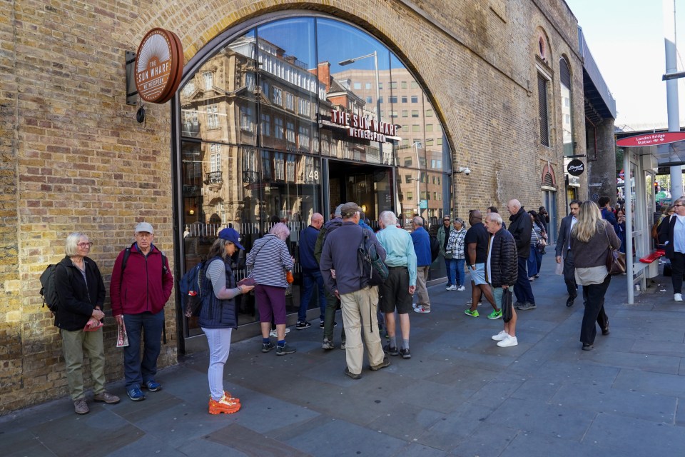 У Лондоні відкрили паб Wetherspoons у колишніх катакомбах: як виглядає заклад