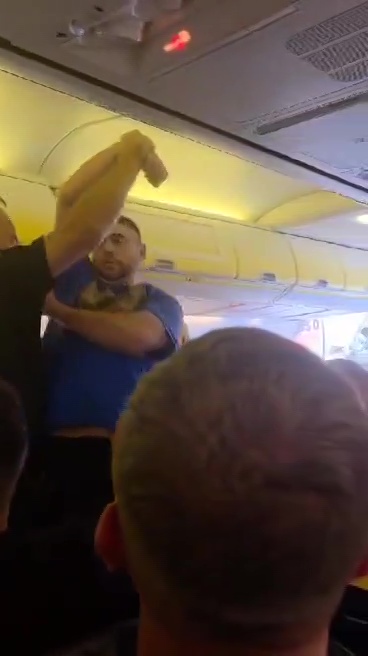 Британських туристів силою висадили з рейсу Ryanair: що сталося на борту