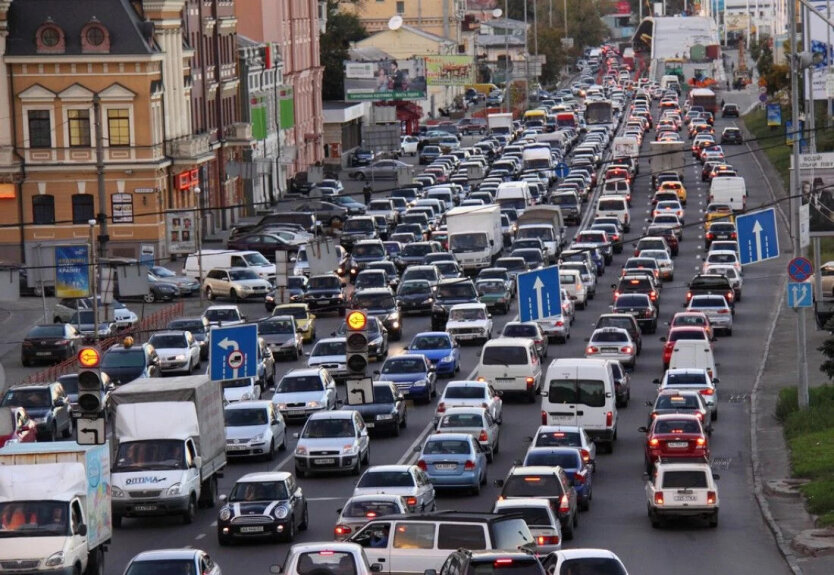 Stacje paliw ujawniły ceny: ile kosztuje tankowanie w różnych regionach Ukrainy