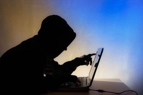 Cyberpolicja ostrzega przed nową falą oszustw związanych z niebieską znaczką na Instagramie
