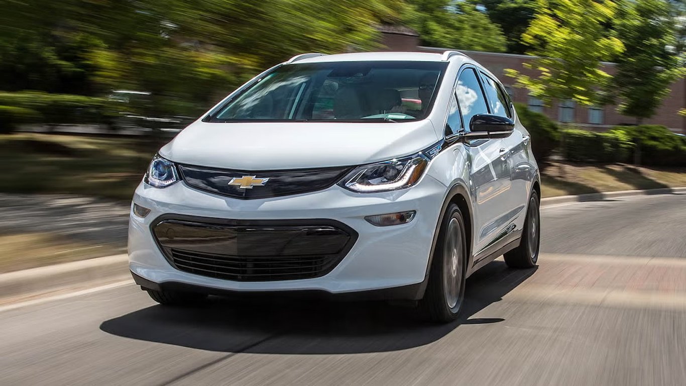 Elektryczny Chevrolet Bolt po akcji serwisowej: czy warto ryzykować zakup auta z potencjalnym problemem ogniw?
