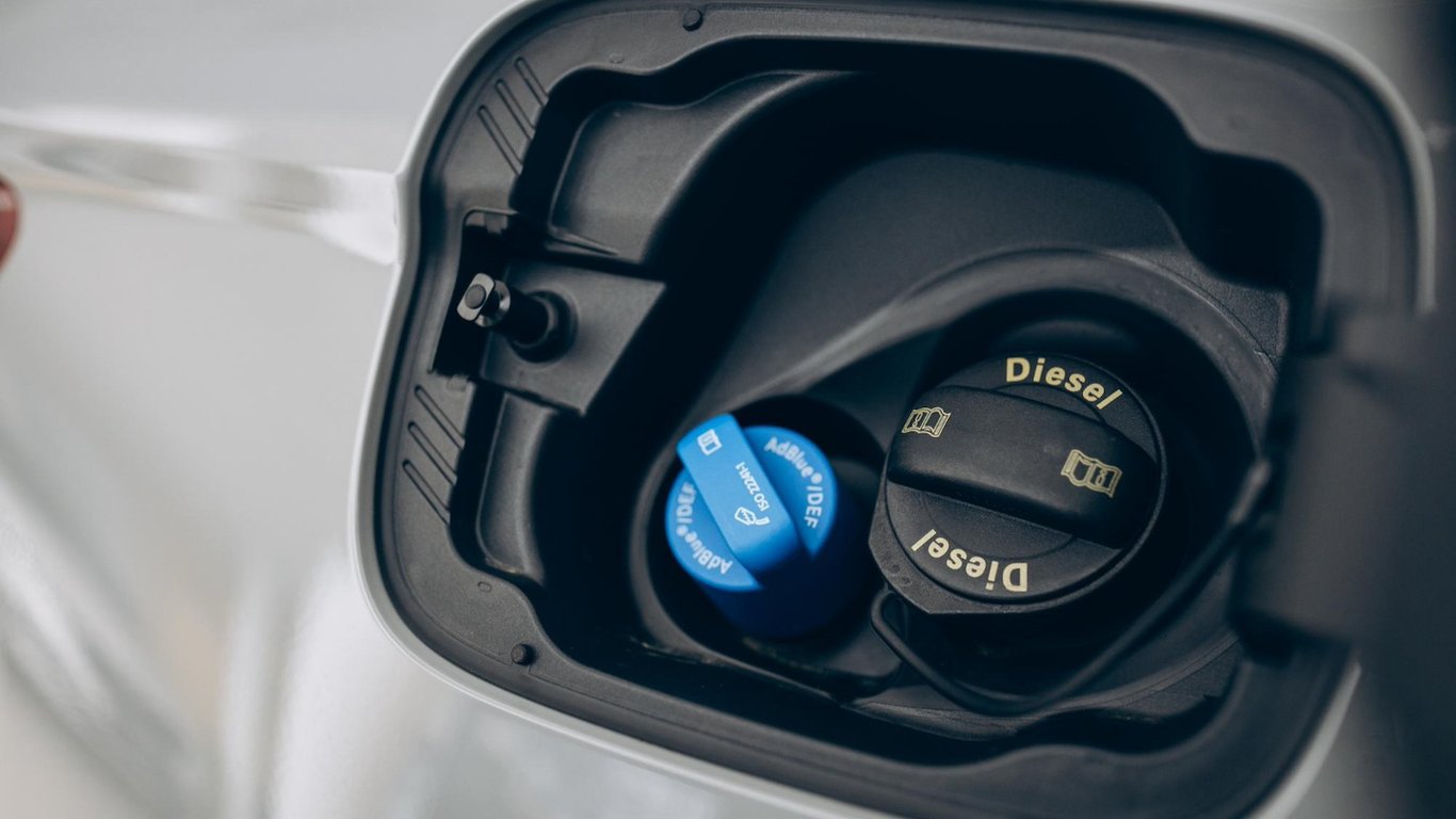 Замерзшая жидкость AdBlue на морозе
