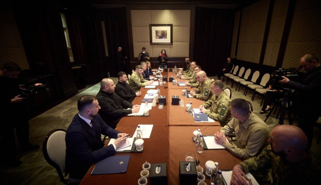 Zelenskyy with military in UAE