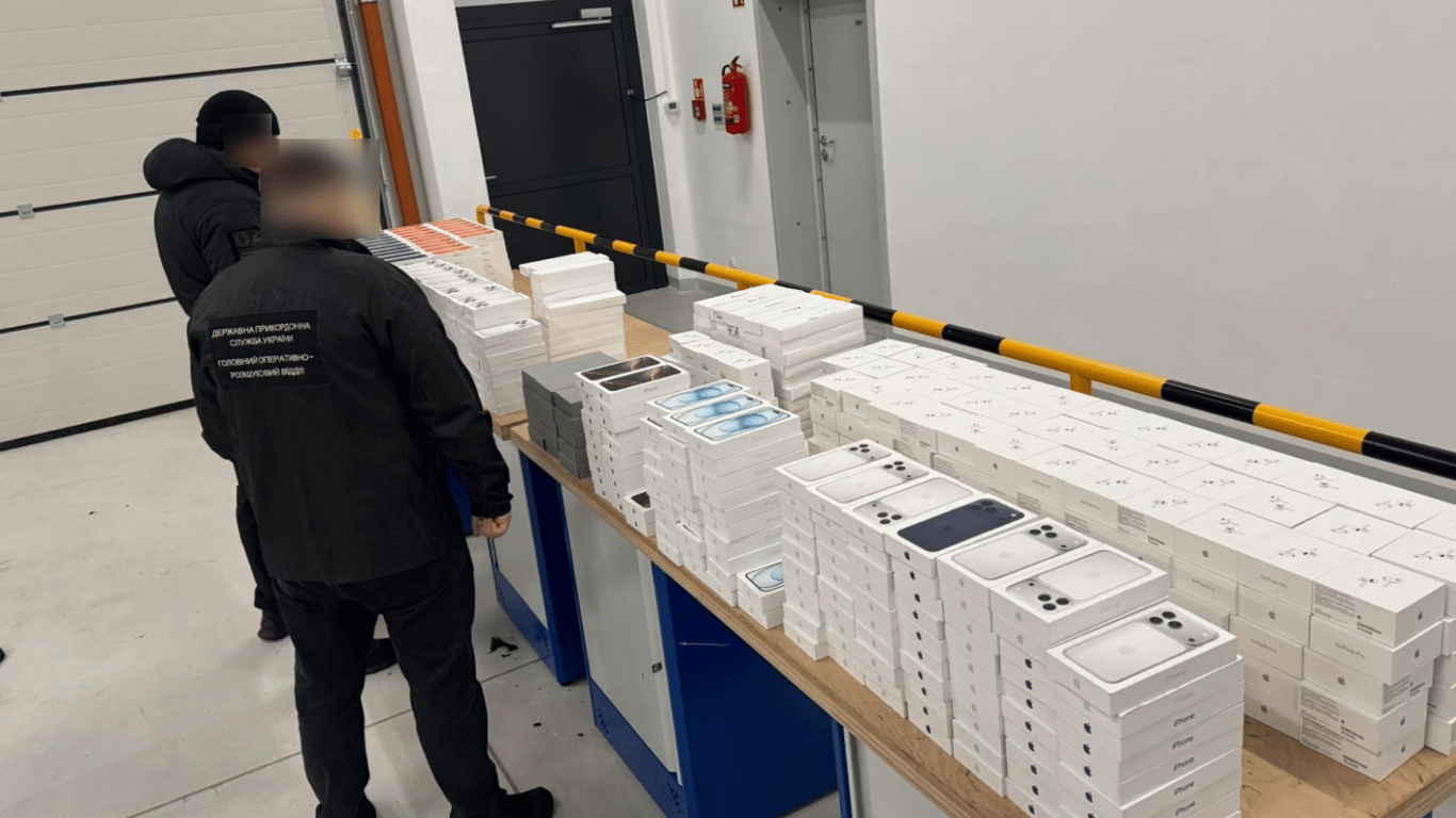 Во Львовской области изъяли партию контрабандной техники Apple на 35 миллионов гривен