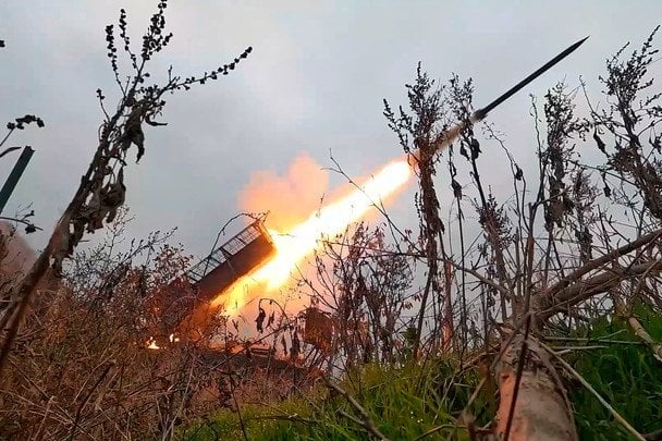 Українські сили завдали ударів по заводу з ремонту Ту-95 та нафтопереробному заводу