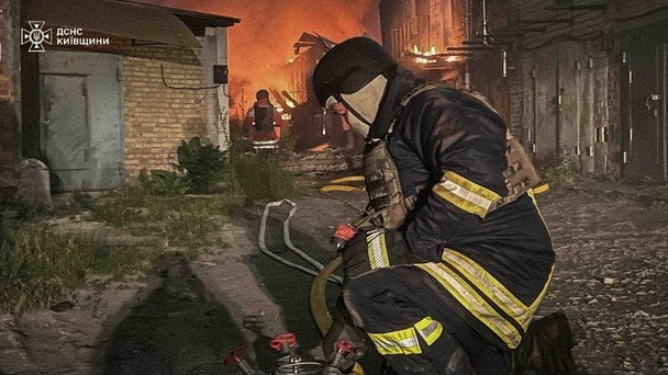 Поврежденные дома после атаки беспилотников