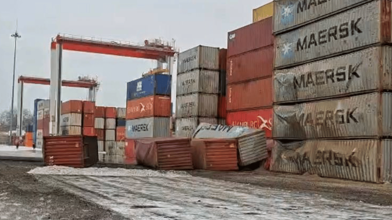 Баллистическая ракета РФ нанесла удар по одесскому порту: пострадал моряк