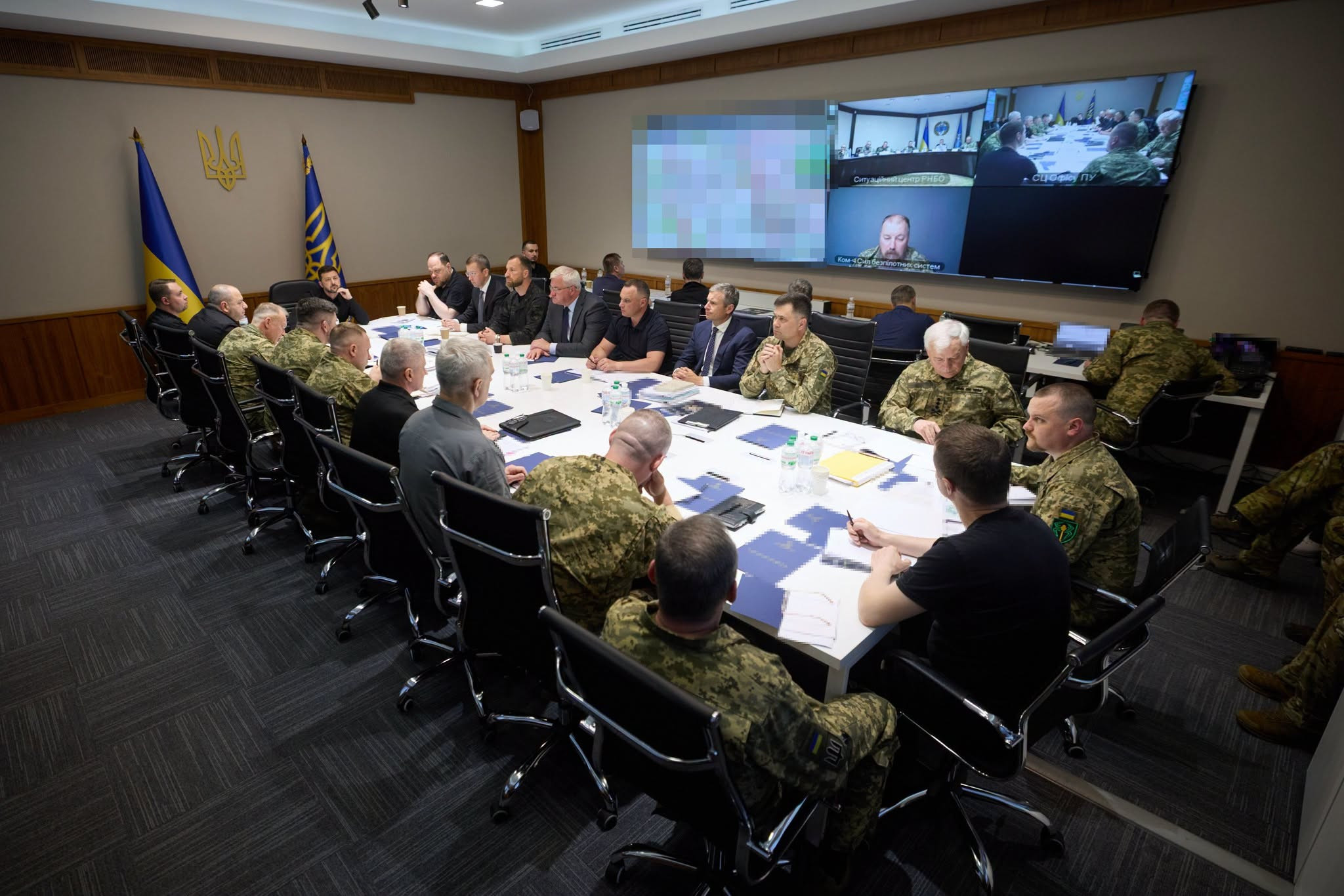 Новые пути обеспечения украинских вооруженных сил: Зеленский консультируется с командующими корпусами и производителями оружия