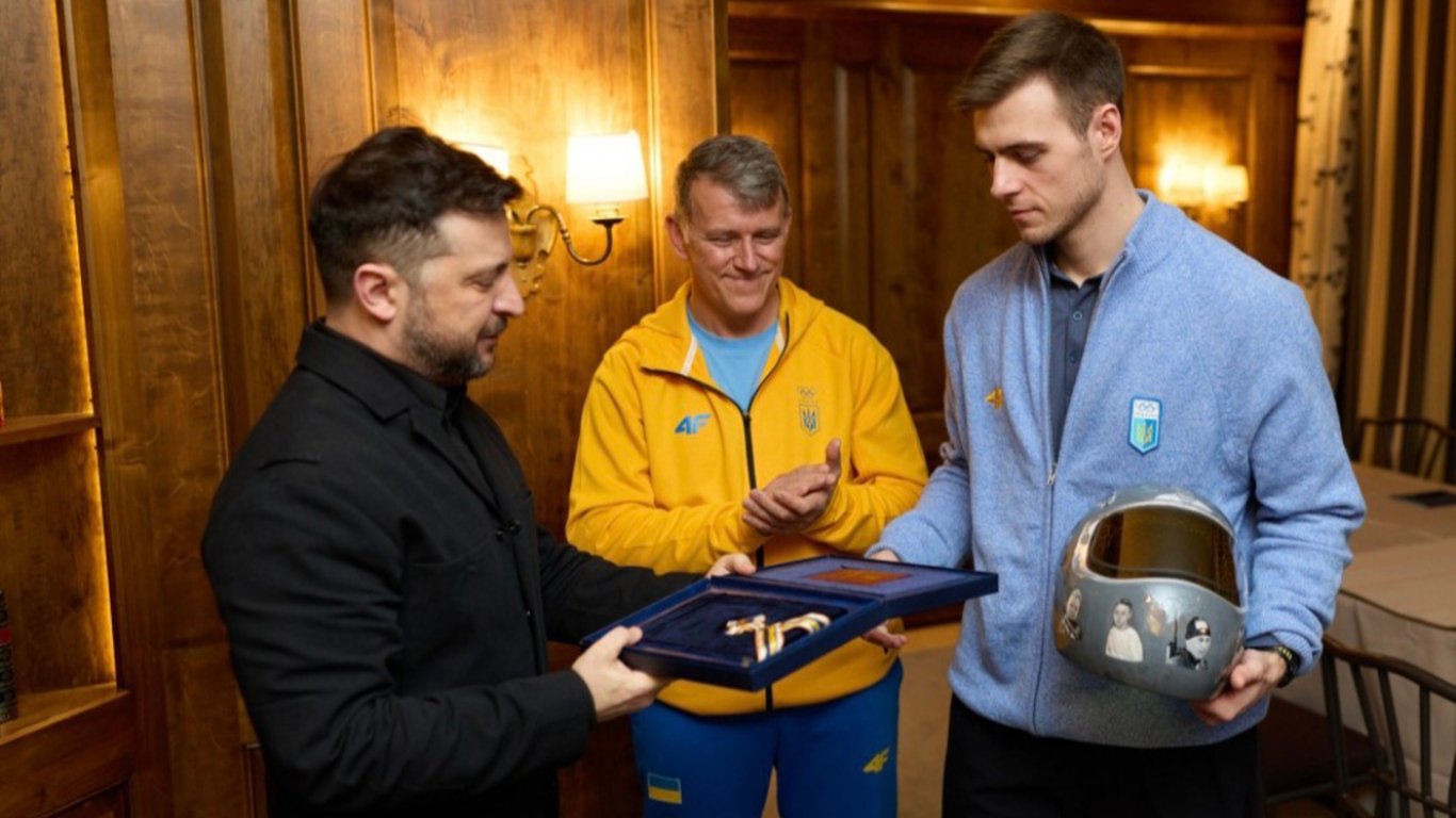 Prezydent Ukrainy odznaczył zdyskwalifikowanego olimpijczyka. Powodem był 'kask pamięci'