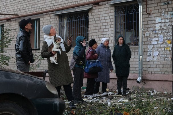 Поврежденные дома после атаки дронов