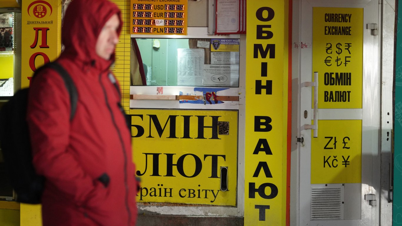 Обмен долларов и евро в банке