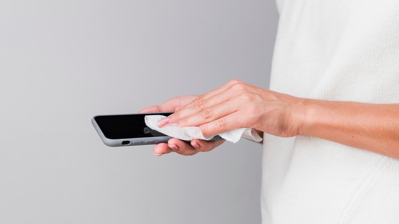 Three Smartphone Cleaning Mistakes That Can Damage Your Device