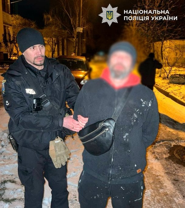 В Киеве задержали вооруженного мужчину: он угрожал пистолетом в супермаркете