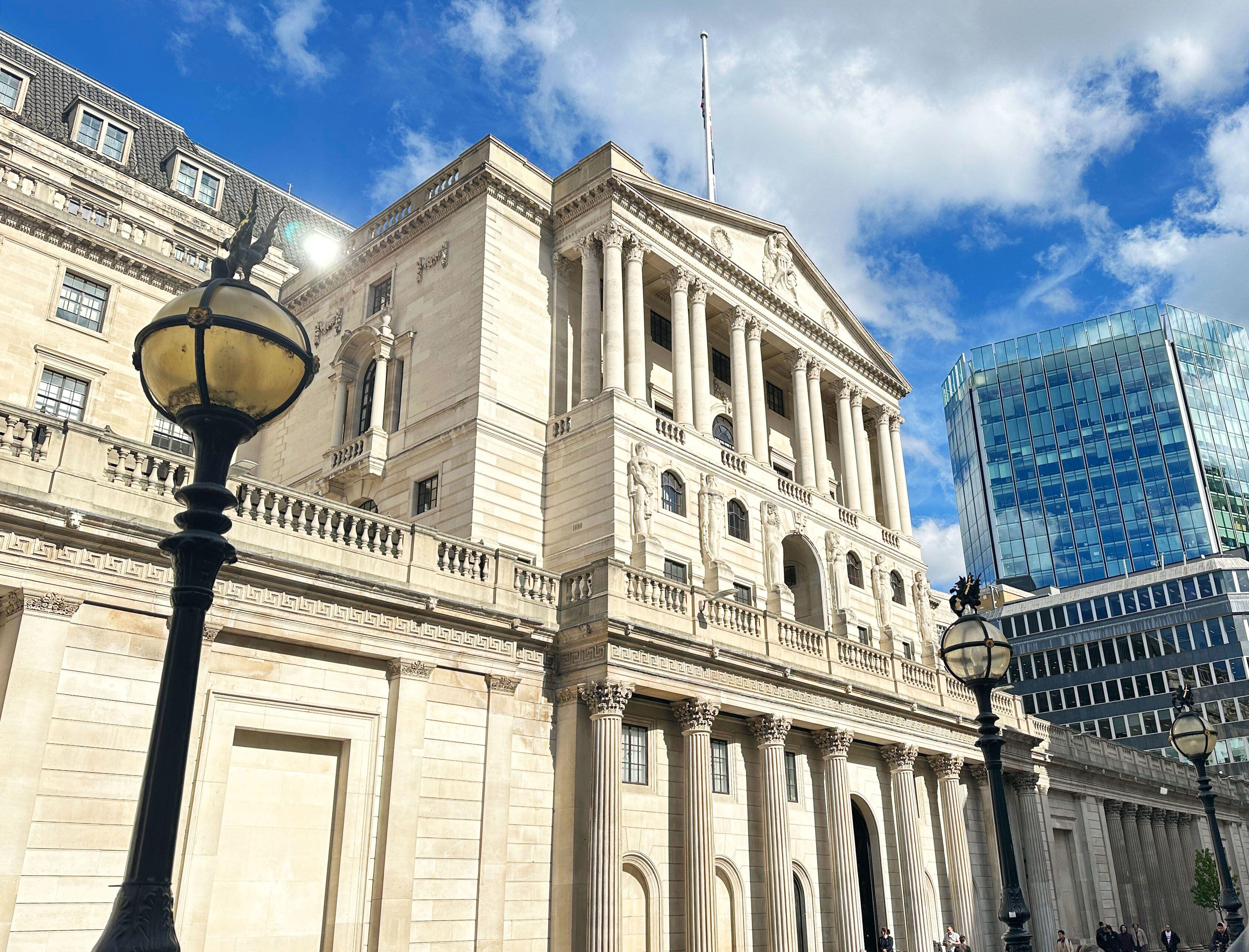Банк Англии готовит резкое снижение ставок: что это означает для украинцев