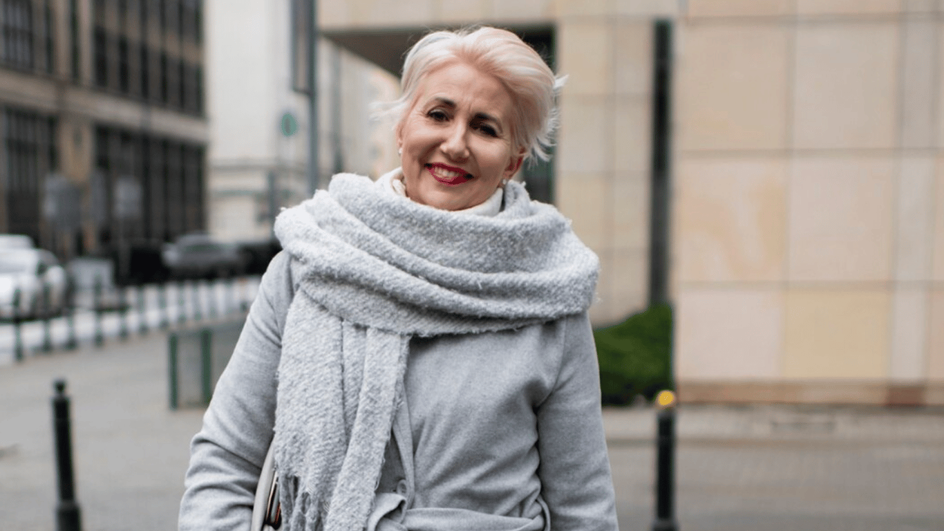 Stylowy look po pięćdziesiątce: kluczowe zasady doboru puchowej kurtki