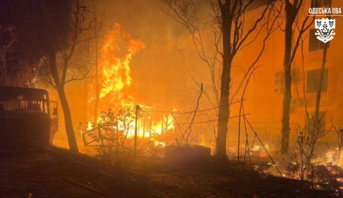 У Чорному морі російські безпілотники обстріляли суховантаж з зерном: є поранені серед команди