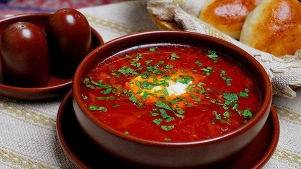 Jak osiągnąć doskonałość w barszczu? Kluczowe dodatki: śliwki, miód i biała zaprawa