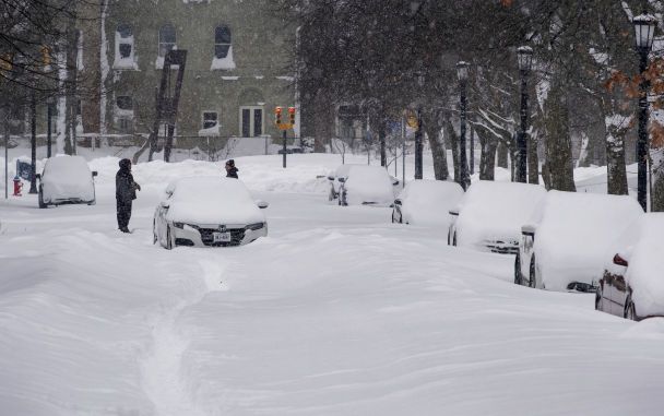 Киев засыпало снегом, транспорт остановился