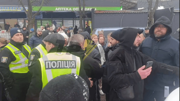 У Києві демонтують незаконні кіоски на Борщагівці: що відбувається на ринку