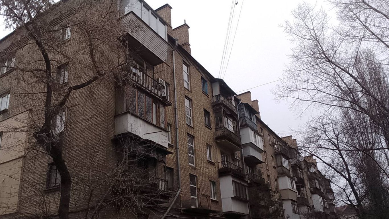 Холодильник у ніші під вікном