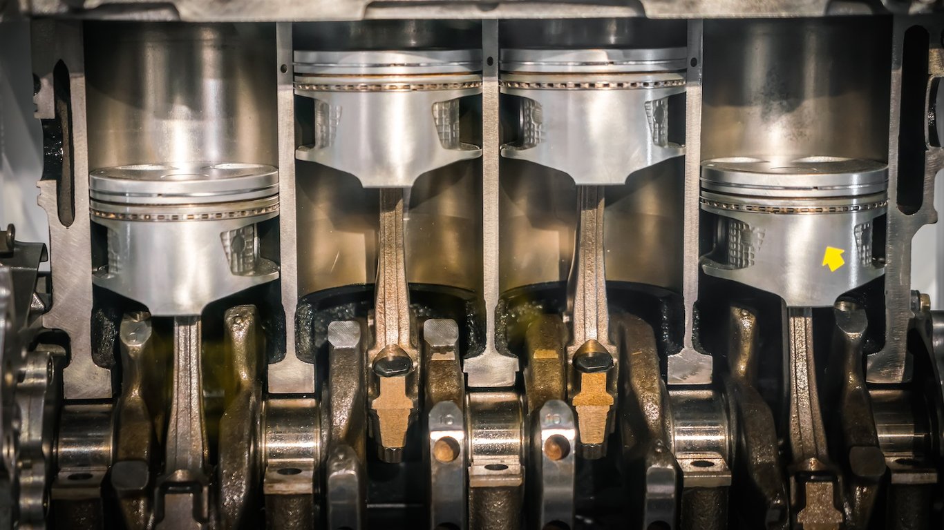 Engine Pistons: The Critical Choice Between Aluminum and Cast Iron
