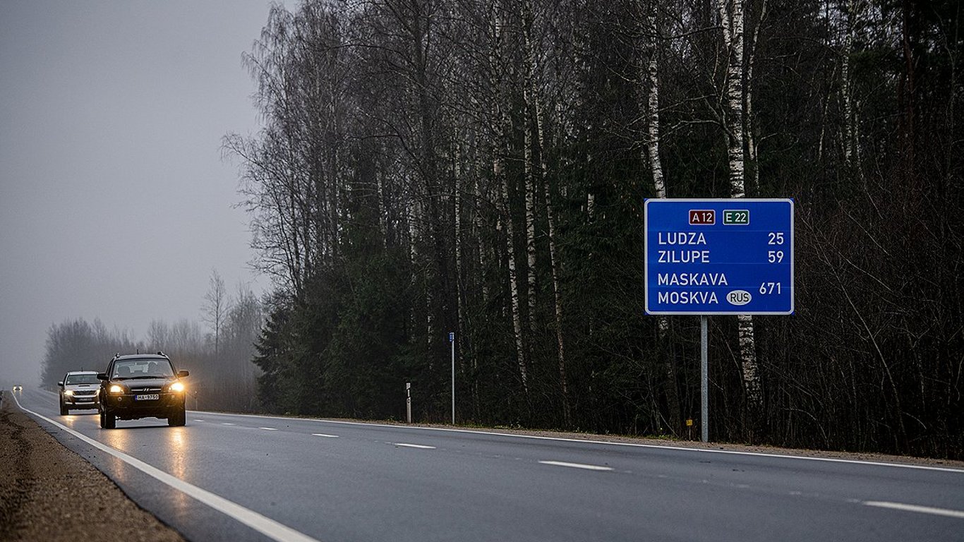 Дорожній знак із заклеєними назвами