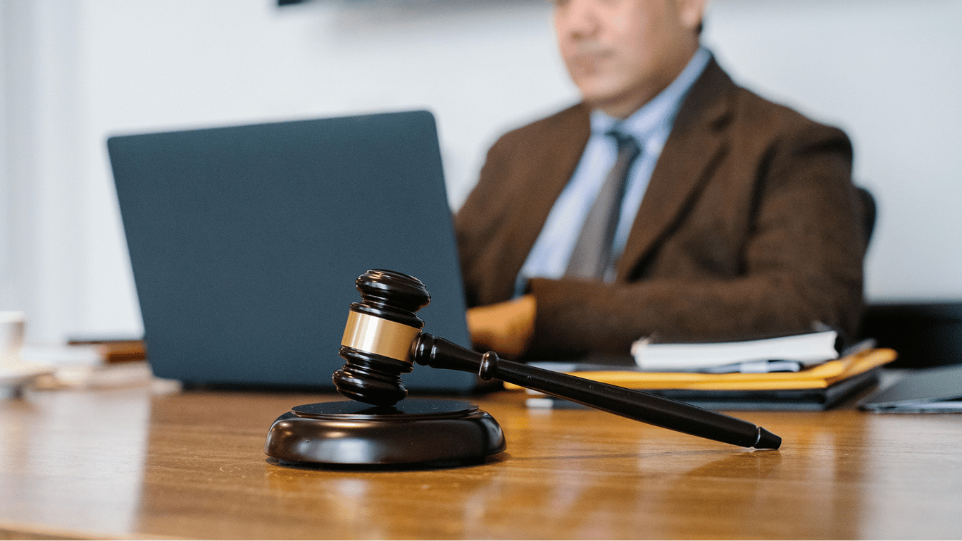 Sąsiad zablokował dostęp do wody? Jak legalnie zareagować i jakie grożą mu kary