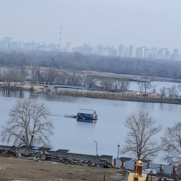 Будинок пливе Дніпром у Києві