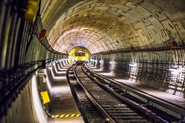 Очередной обстрел Киева: на красной линии метро изменилось движение поездов