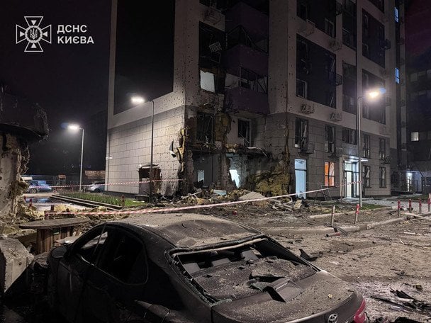 Патрульные спасли ребенка из-под завалов в Киеве во время ракетной атаки РФ