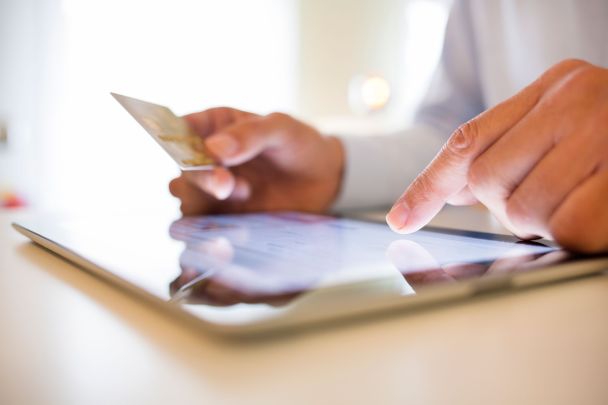 Emeryci w Ukrainie: jak zmienić sposób wypłaty świadczenia na konto bankowe przez internet