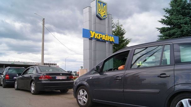 Рекордные очереди на границе: водители грузовиков ждут более 38 часов