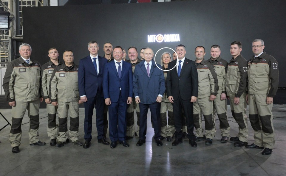 Таємнича жінка-охоронець Путіна з'явилася на заводі у новій маскуванні