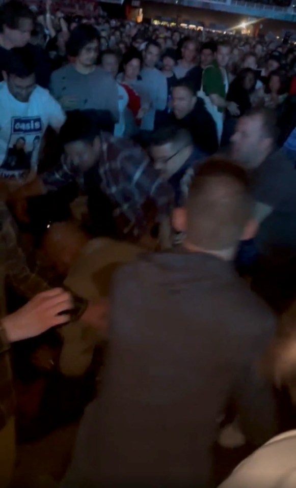 Fight at Oasis Concert in Toronto: How a Fan Stopped the Clash with Dance
