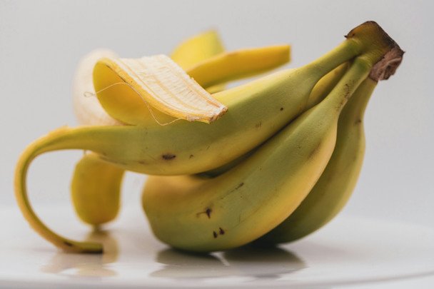 Czy warto jeść banana po posiłku? Wpływ na glikemię i sylwetkę