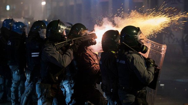 Italien: Mehr als 100 Polizisten bei Krawallen um Kulturzentrum in Turin verletzt