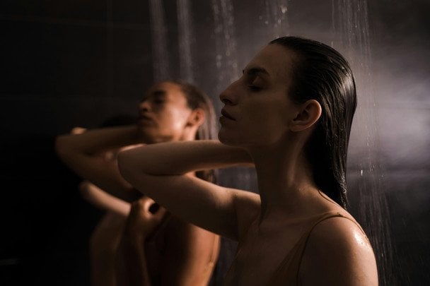Prysznic w ciemności: nowy trend w walce z bezsennością bez leków