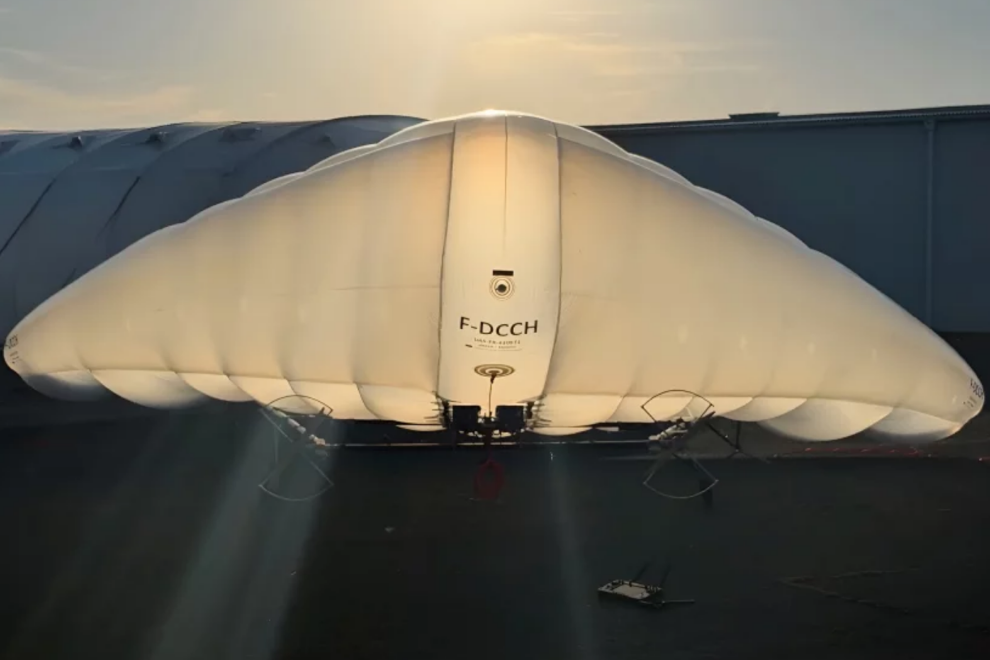 Nadmuchiwany dron od francuskiego startupu: 10 godzin lotu i ładowność 5 kg