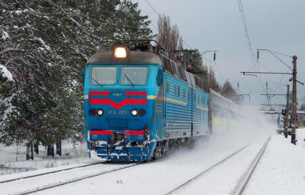 Поврежденный локомотив после атаки на железную дорогу