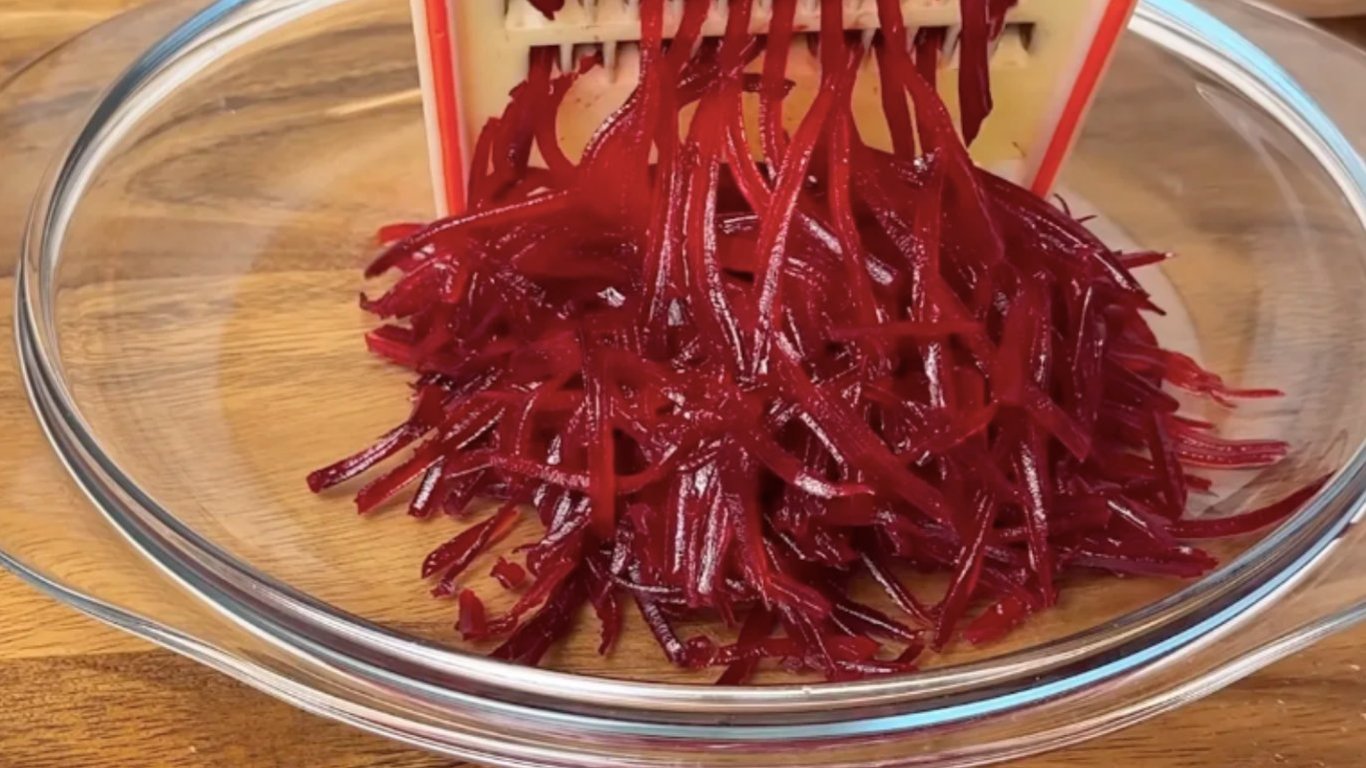Prosty przepis na sałatkę z buraków i paluszków krabowych