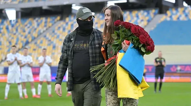 Боєць освідчується медикині на матчі