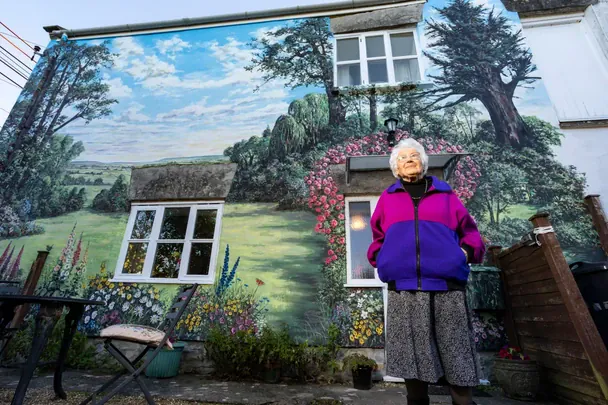 94-letnia Brytyjka spełniła marzenie o ogrodzie: artysta stworzył mural na fasadzie jej domu
