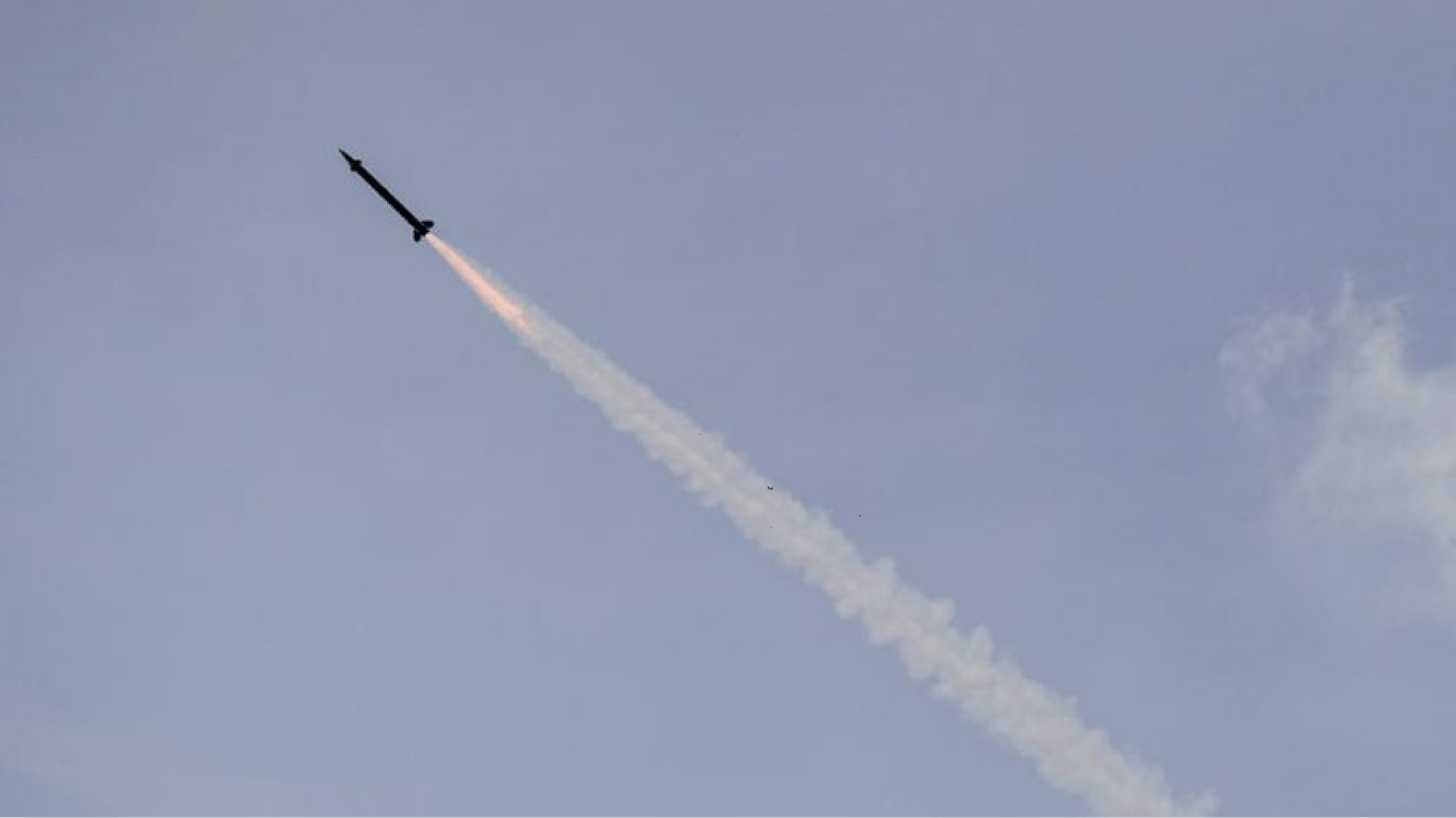 Російські ракети на фоні України