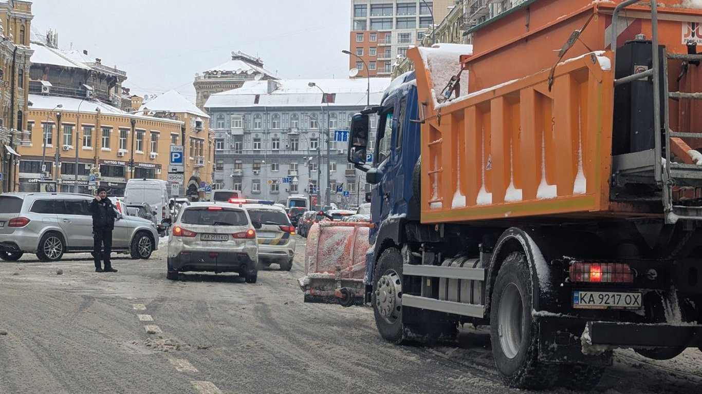 Киев засыпан снегом, транспортный коллапс