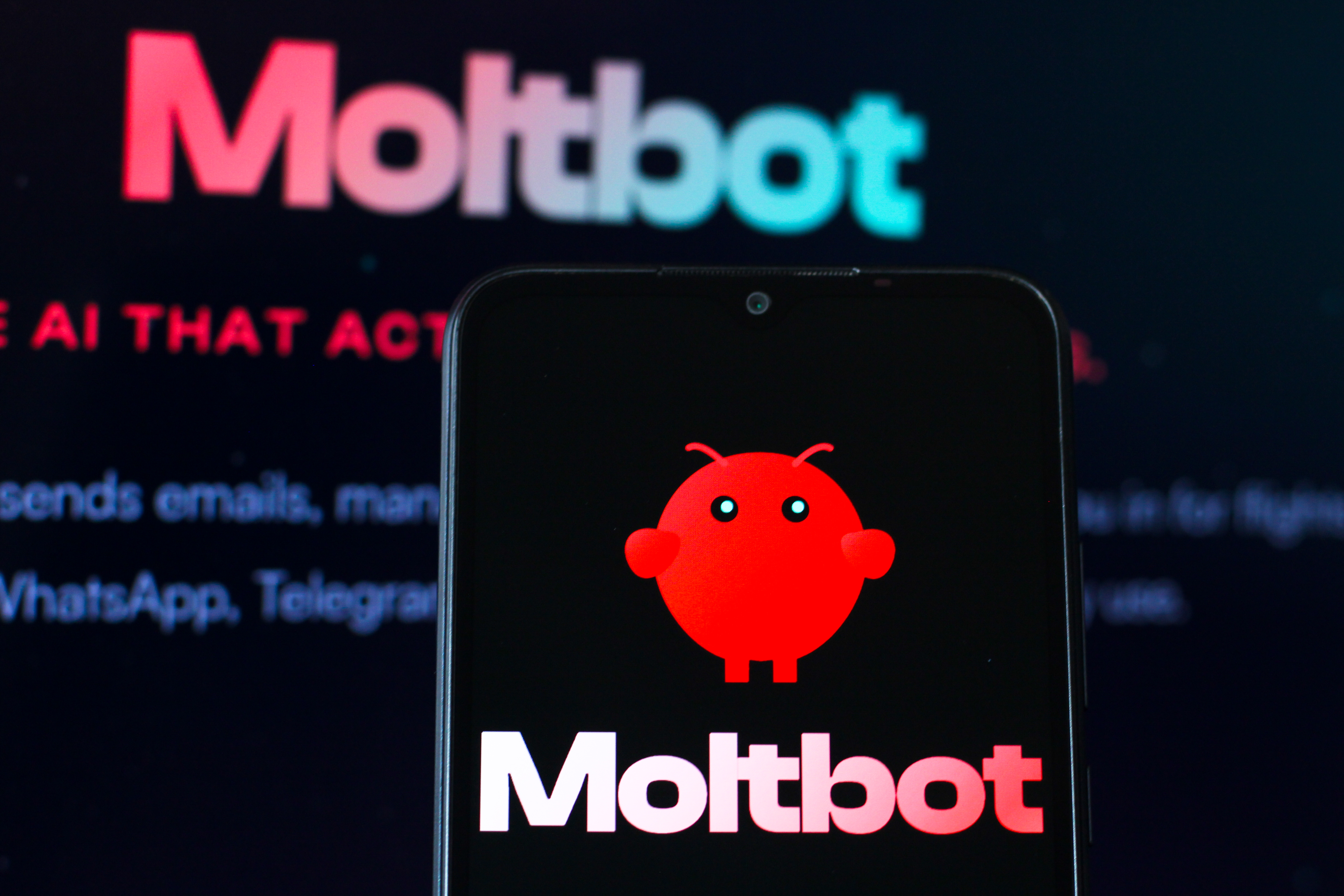 Соцсеть для ИИ Moltbook: рождение коллективного разума или угроза?