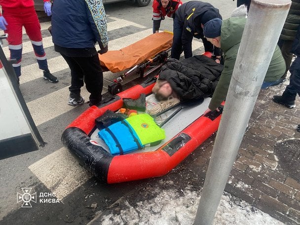 Спасатели вытаскивают людей из Днепра